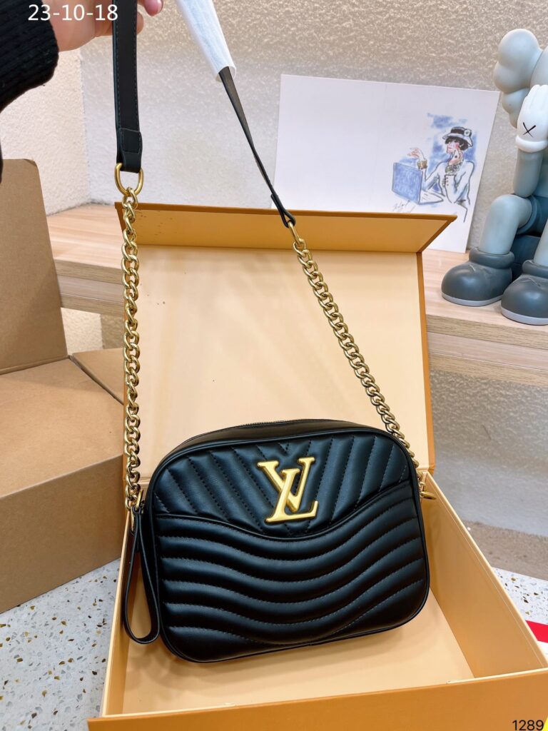 Louis Vuitton Wave Camera Bag Black 23Cm - Image 3