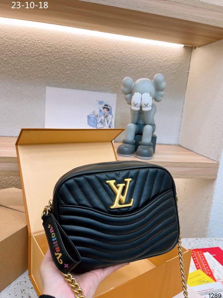 Louis Vuitton Wave Camera Bag Black 23Cm - Image 4