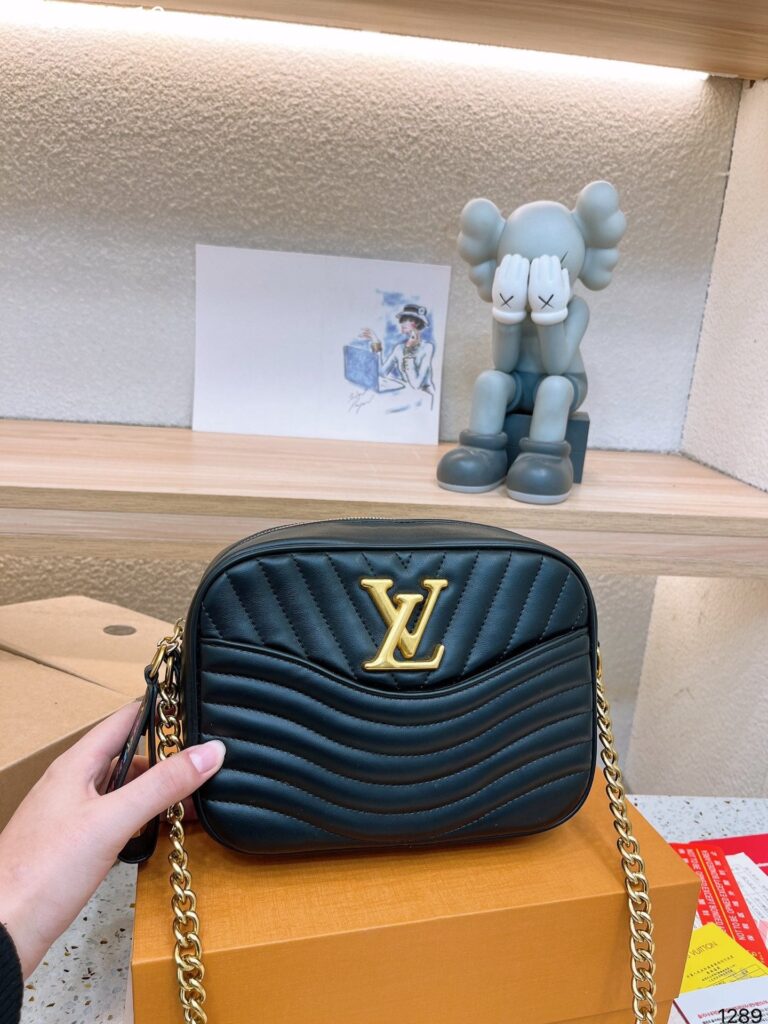 Louis Vuitton Wave Camera Bag Black 23Cm - Image 5