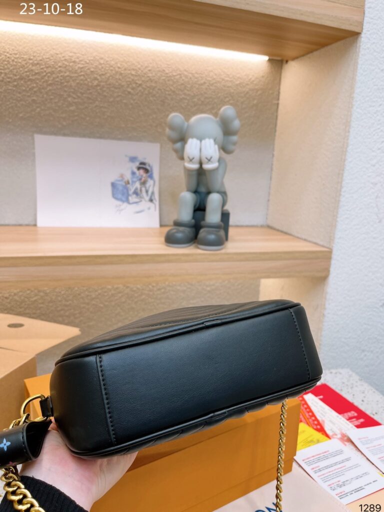 Louis Vuitton Wave Camera Bag Black 23Cm - Image 9