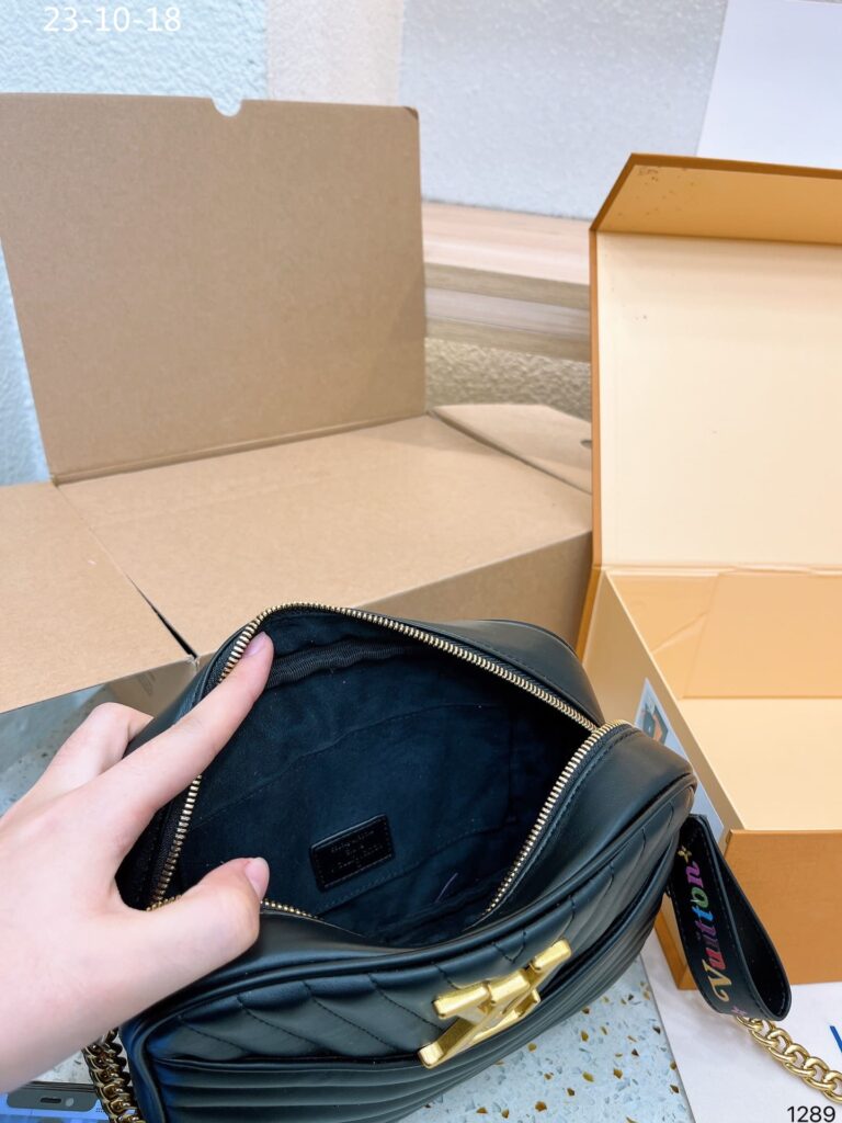 Louis Vuitton Wave Camera Bag Black 23Cm - Image 11