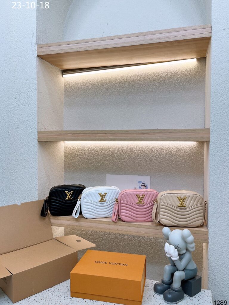 Louis Vuitton Wave Camera Bag White 23Cm - Image 3