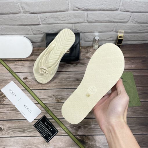 Gucci Women's Chevron Thong White 655463 J8710 9022 - Image 9