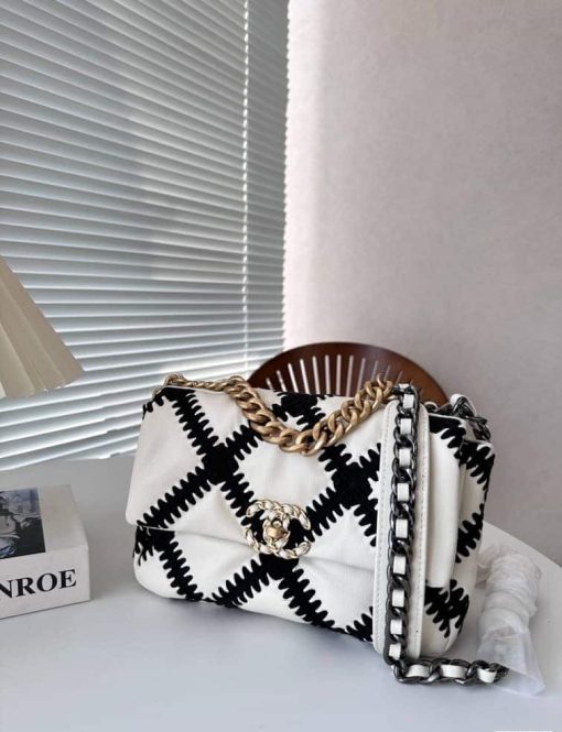 Chanel 19 Large Stitch Crossbody Bag White 24Cm - Image 3