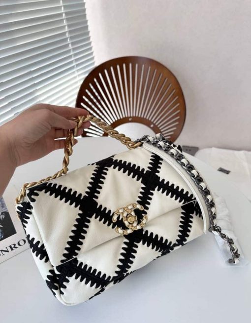 Chanel 19 Large Stitch Crossbody Bag White 24Cm - Image 4