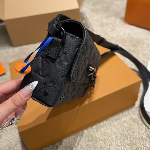 Louis Vuitton Steamer Wearable Wallet Monogram Taurillon Black 17Cm M81746 - Image 6