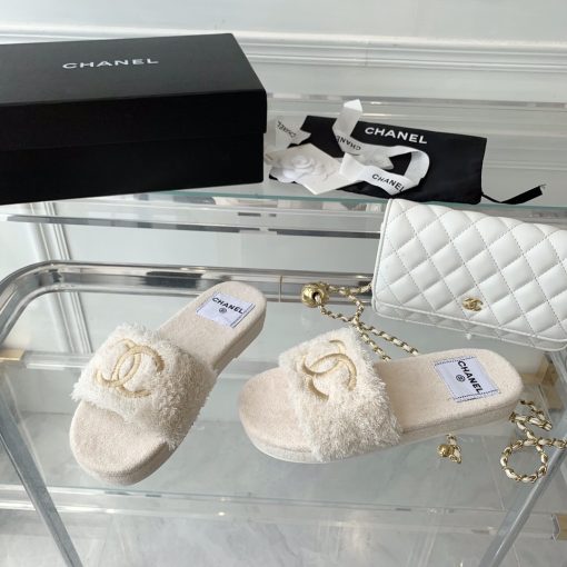 Chanel Logo Embroidered Shearling Cream Slides - Image 3