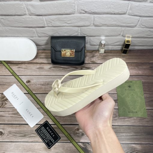 Gucci Women's Chevron Thong White 655463 J8710 9022 - Image 3