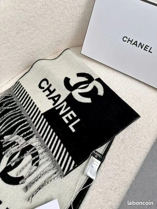 Chanel Black And White Wool Scarf - Image 4