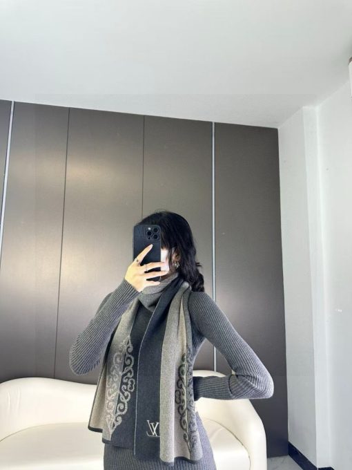 Louis Vuitton Monogram Classic or LV Essential scarf - Image 6