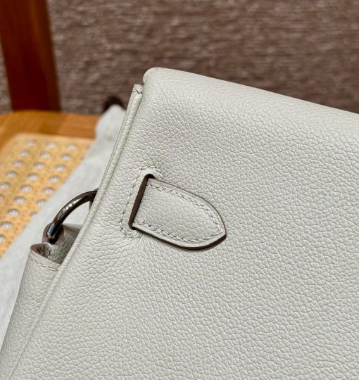 Hermès Kelly Messenger Bag PM In White With Palladium Hardware - Image 2