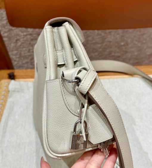 Hermès Kelly Messenger Bag PM In White With Palladium Hardware - Image 6
