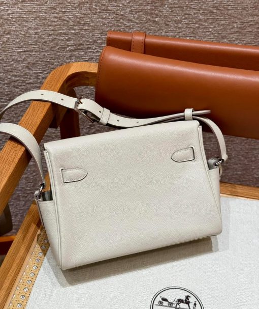 Hermès Kelly Messenger Bag PM In White With Palladium Hardware - Image 7